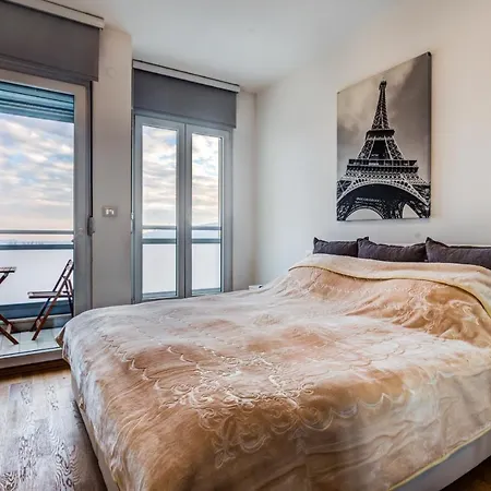 Eureka Apartment *